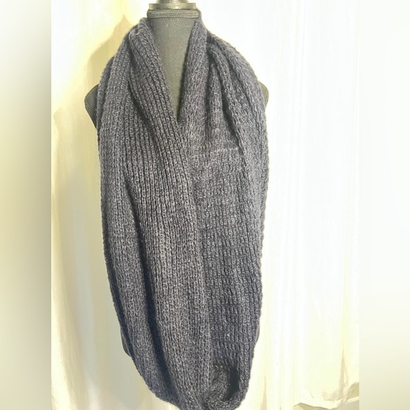 Elegant Gray Knit Infinity Scarf - Picture 3 of 4